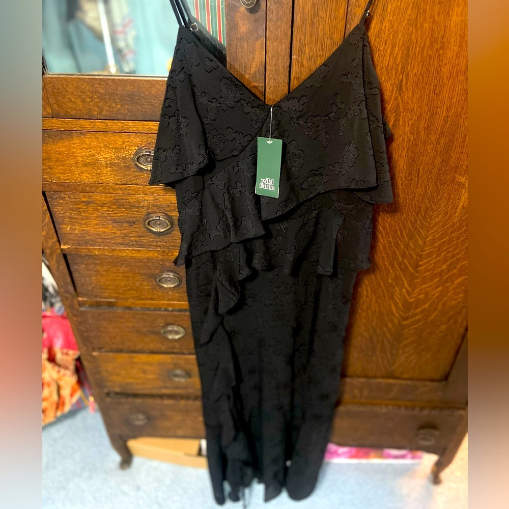 This dress is gorgeous! NWT size M ruffled layered dress